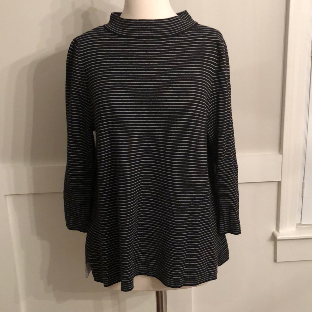 5/$25 Cute Loft top stylish and timeless enjoy!